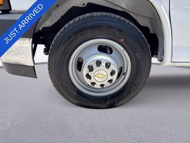 2026 Summit White Chevrolet Express Cutaway 3500 1WT RWD Long Wheelbase