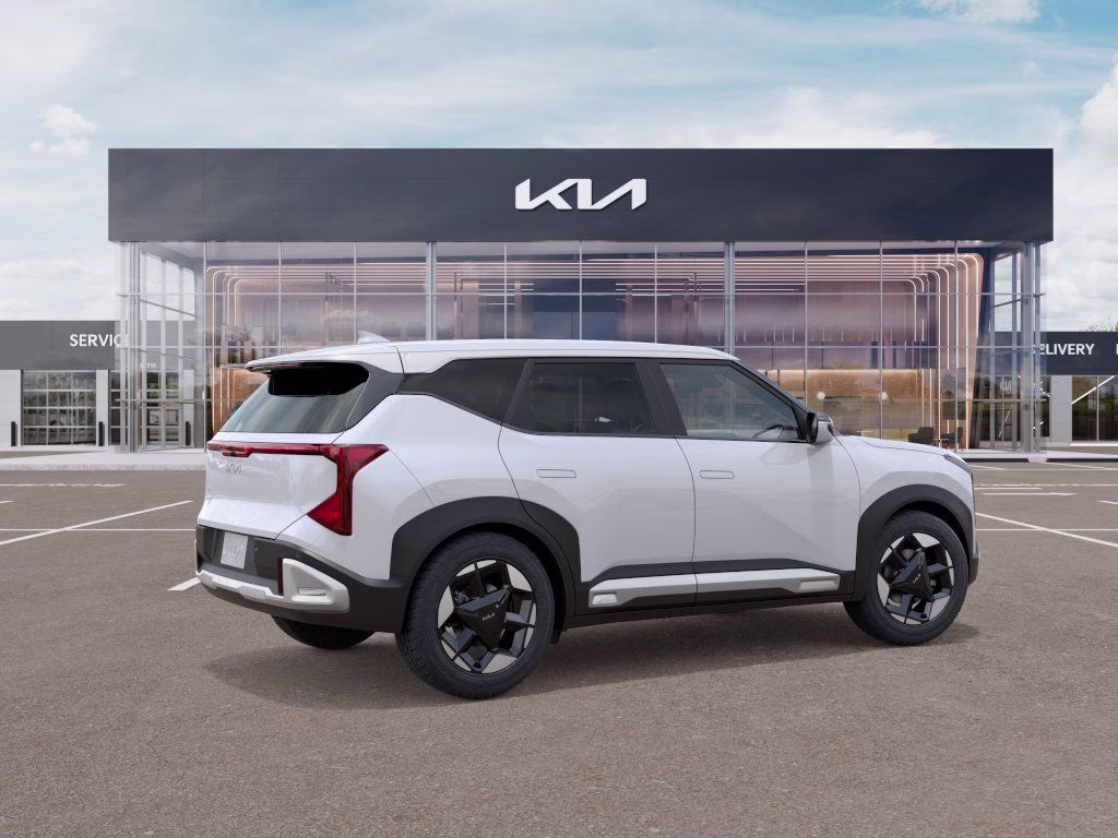 2027 Snow White Pearl Kia Seltos S FWD SUV