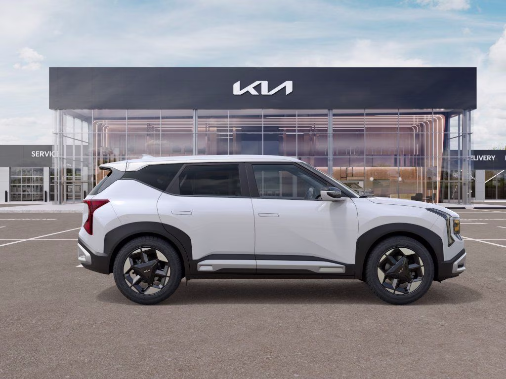 2027 Snow White Pearl Kia Seltos S FWD SUV