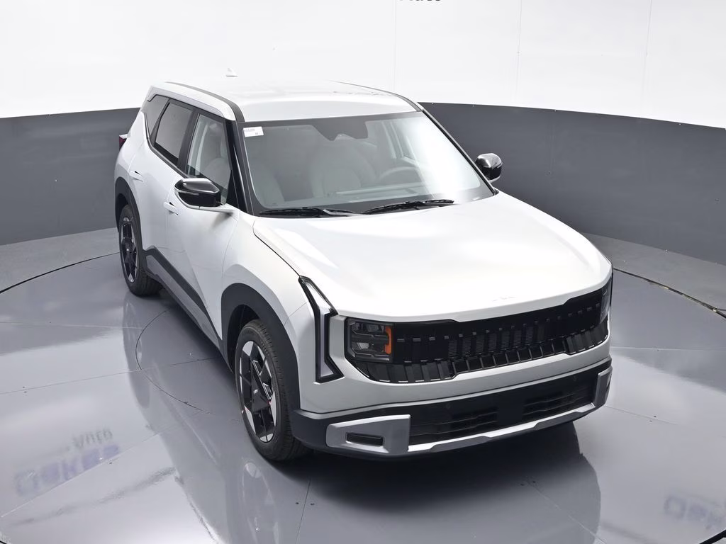 2027 Ivory Silver Kia Seltos S FWD SUV