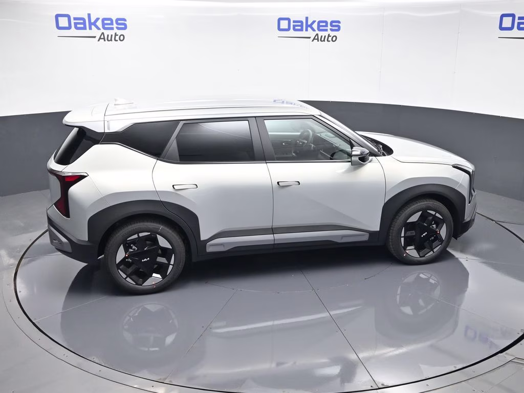 2027 Ivory Silver Kia Seltos S FWD SUV