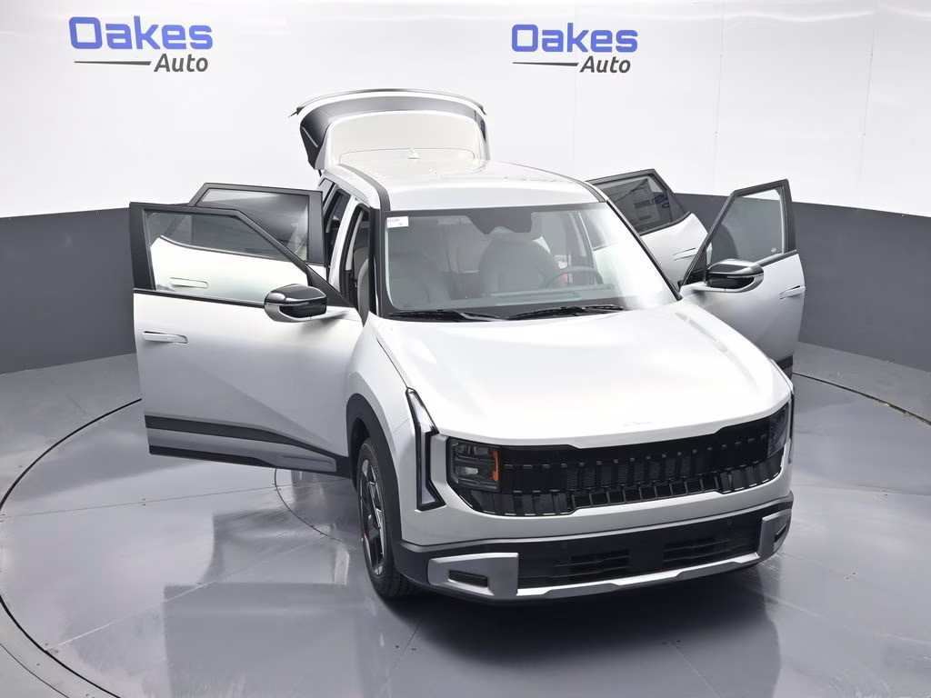 2027 Ivory Silver Kia Seltos S FWD SUV