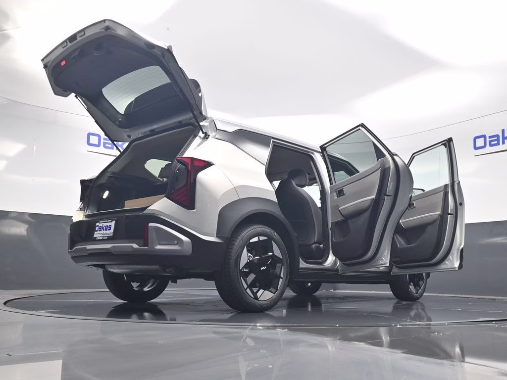 2027 Ivory Silver Kia Seltos S FWD SUV