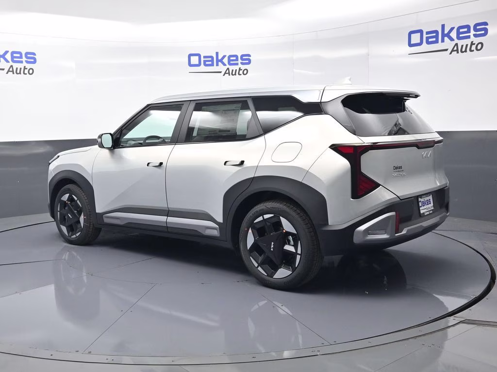 2027 Ivory Silver Kia Seltos S FWD SUV