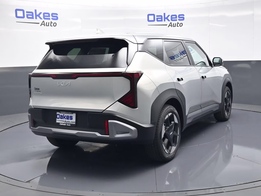2027 Ivory Silver Kia Seltos S FWD SUV
