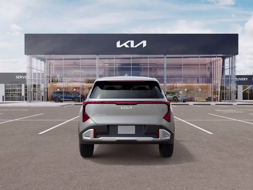 2027 Ivory Silver Kia Seltos S FWD SUV
