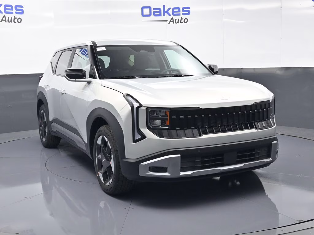 2027 Ivory Silver Kia Seltos S FWD SUV