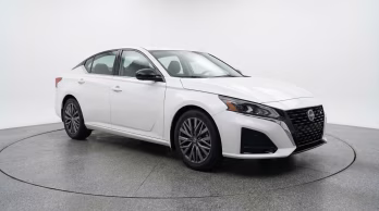2025 Glacier White Nissan Altima 2.5 SV FWD Sedan