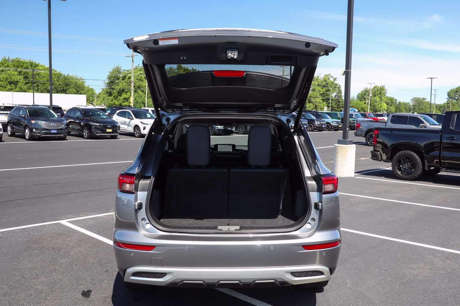 2023 Mercury Gray Metallic Mitsubishi Outlander SE AWD S-AWC