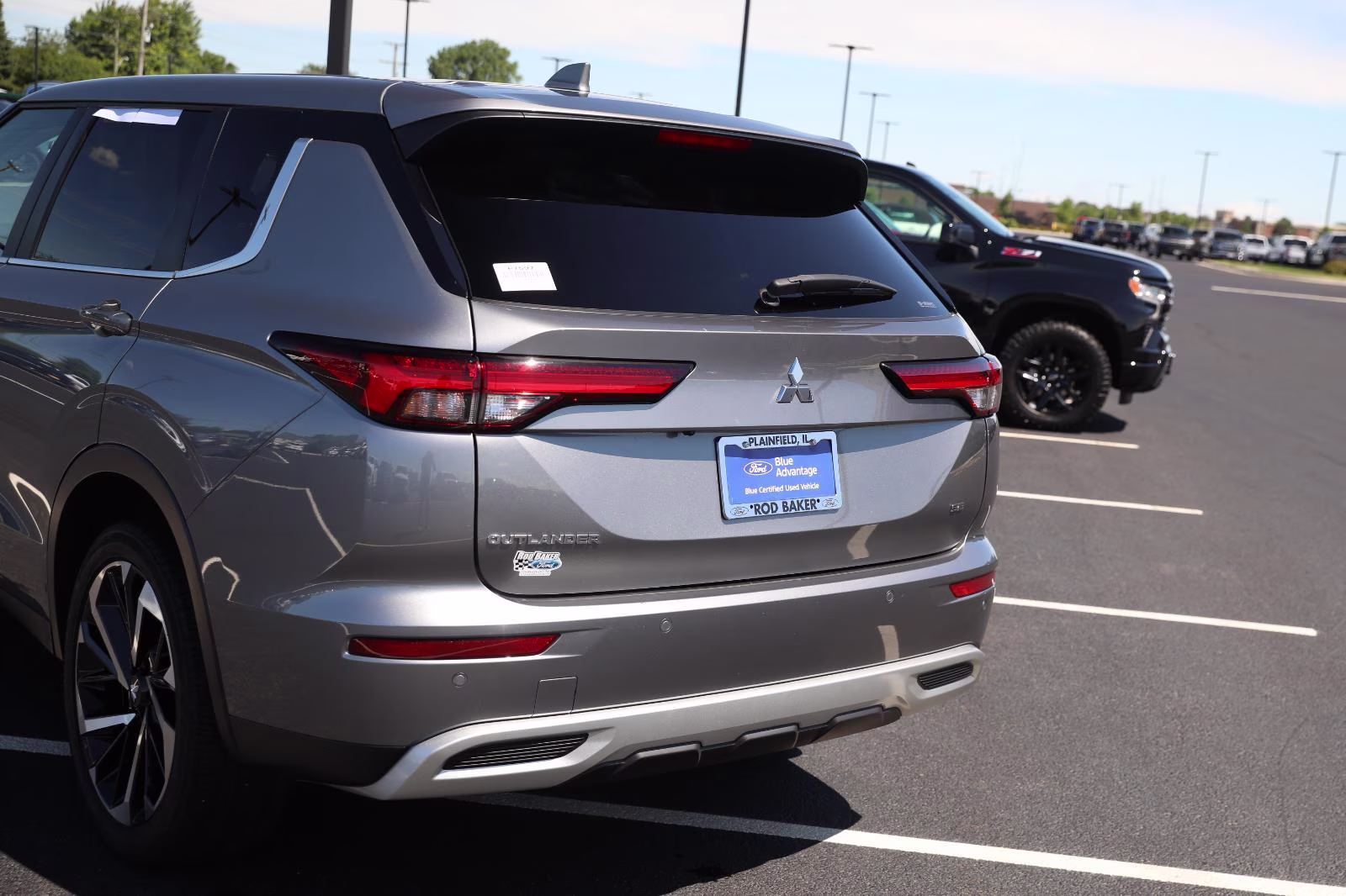 2023 Mercury Gray Metallic Mitsubishi Outlander SE AWD S-AWC