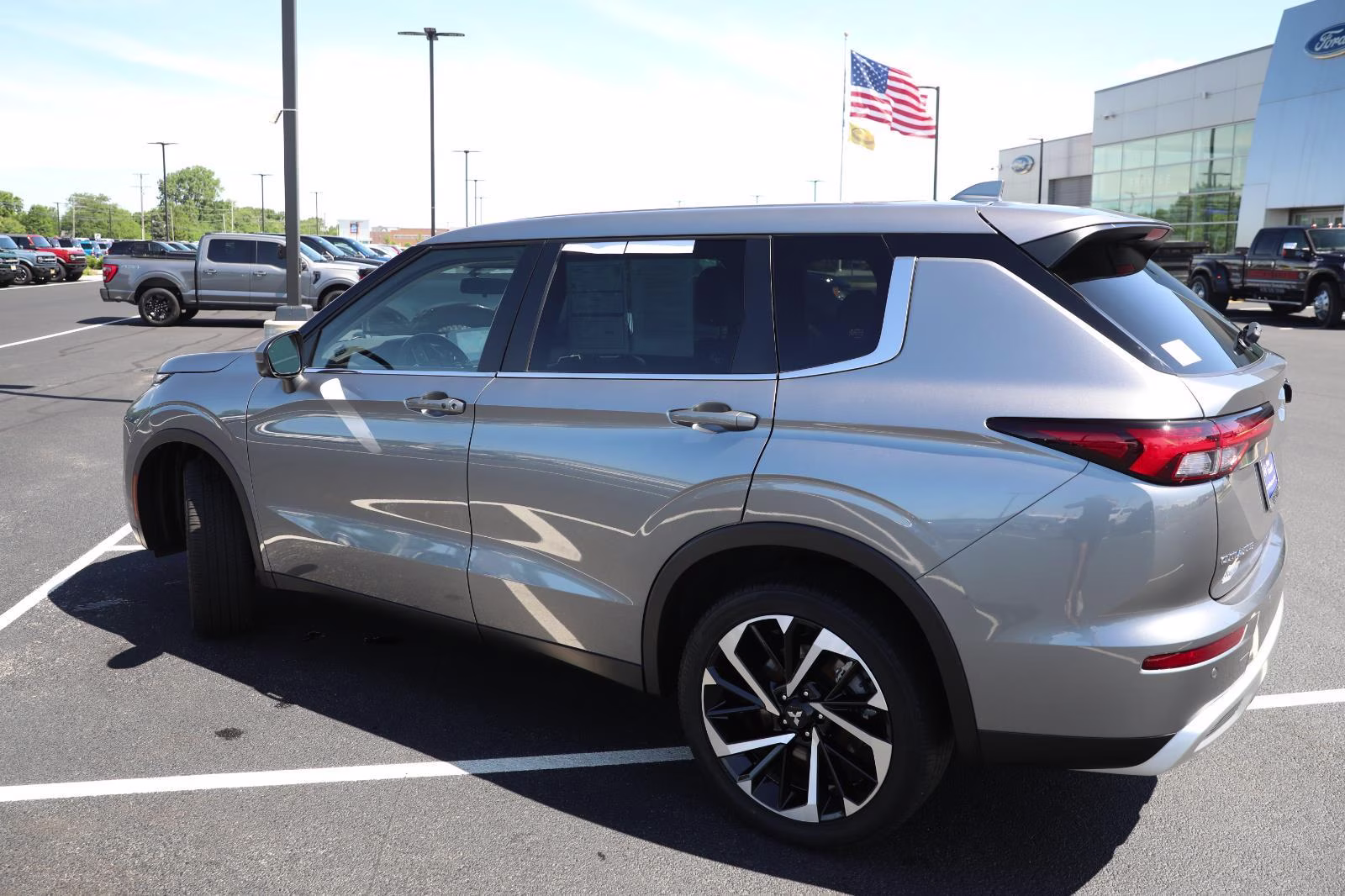 2023 Mercury Gray Metallic Mitsubishi Outlander SE AWD S-AWC