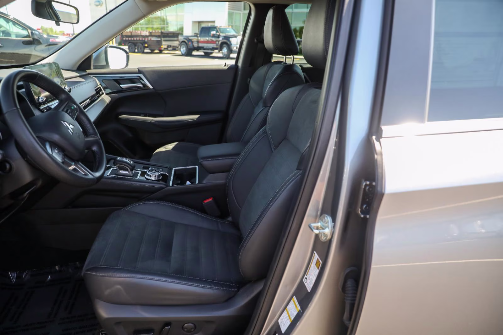 2023 Mercury Gray Metallic Mitsubishi Outlander SE AWD S-AWC