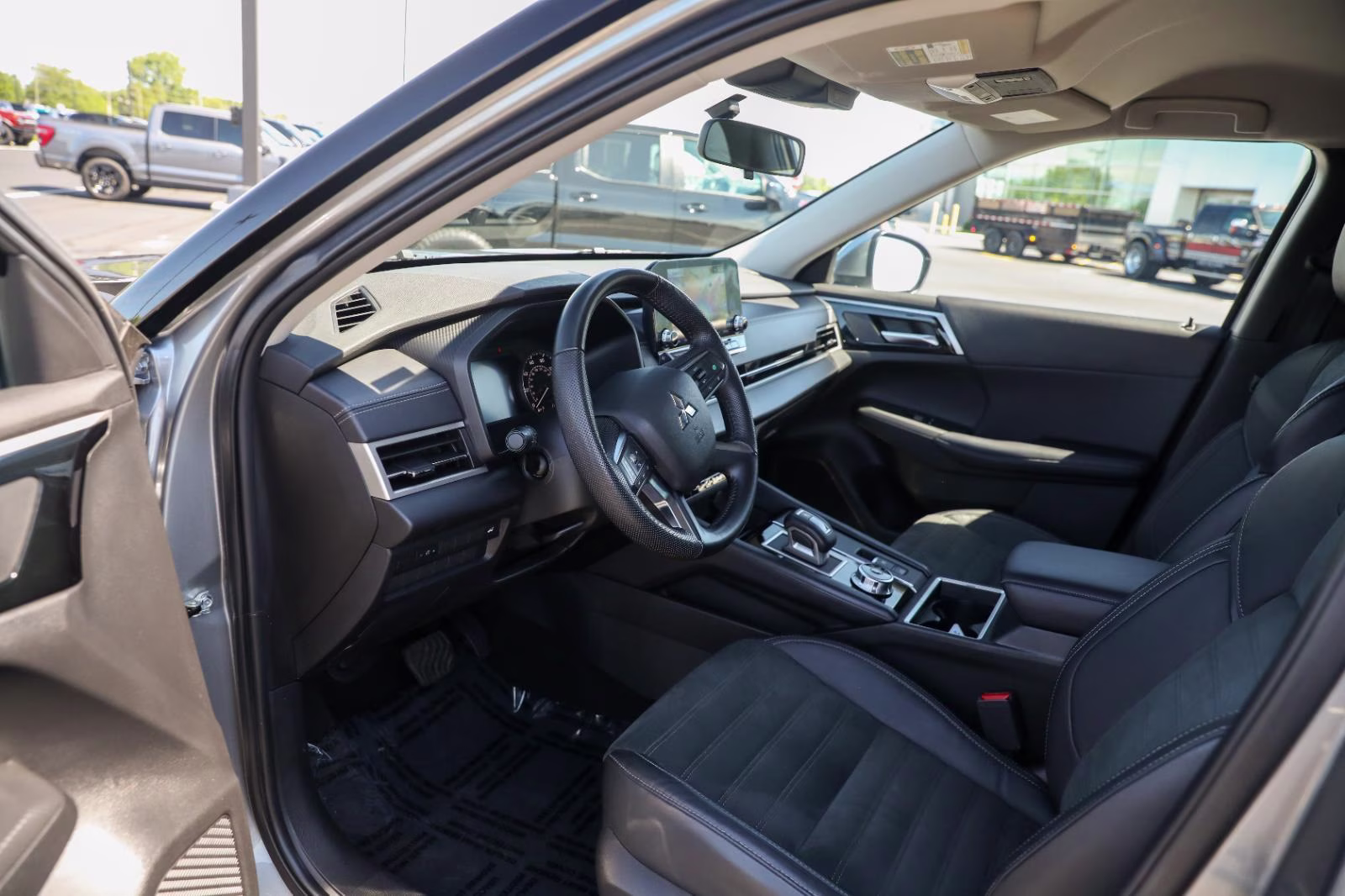 2023 Mercury Gray Metallic Mitsubishi Outlander SE AWD S-AWC