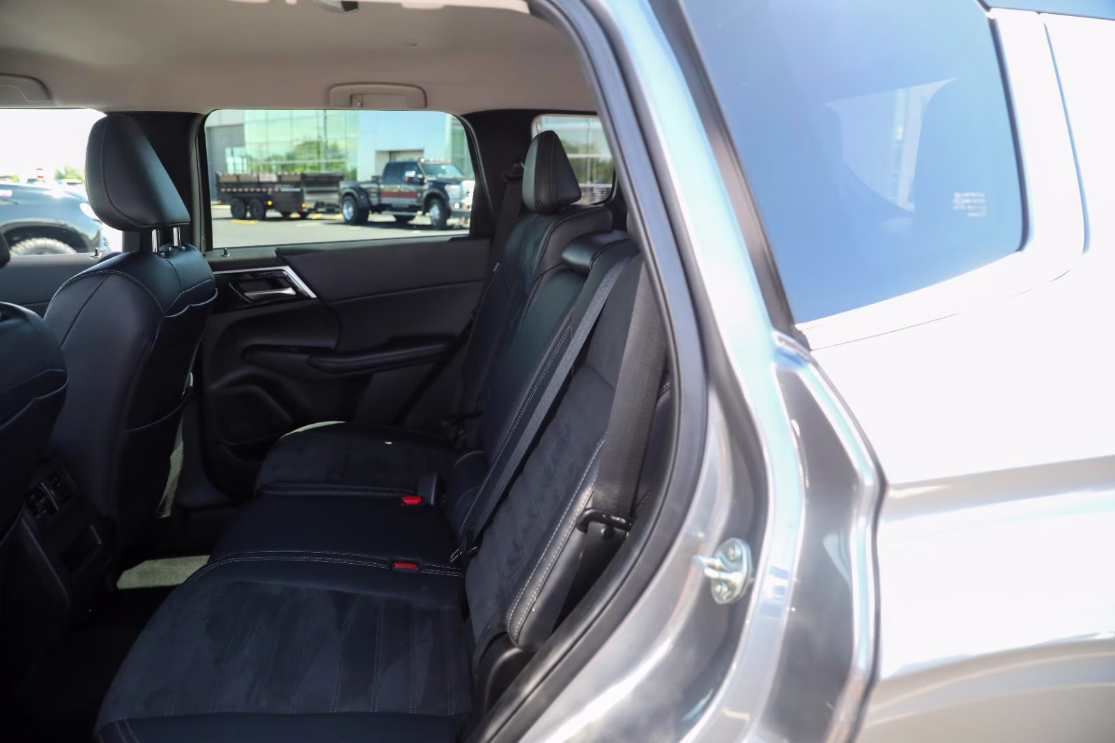 2023 Mercury Gray Metallic Mitsubishi Outlander SE AWD S-AWC