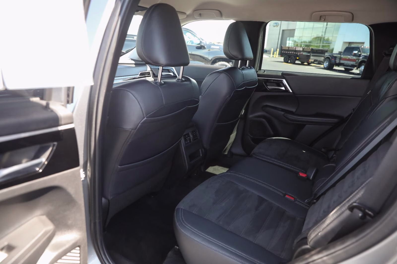 2023 Mercury Gray Metallic Mitsubishi Outlander SE AWD S-AWC