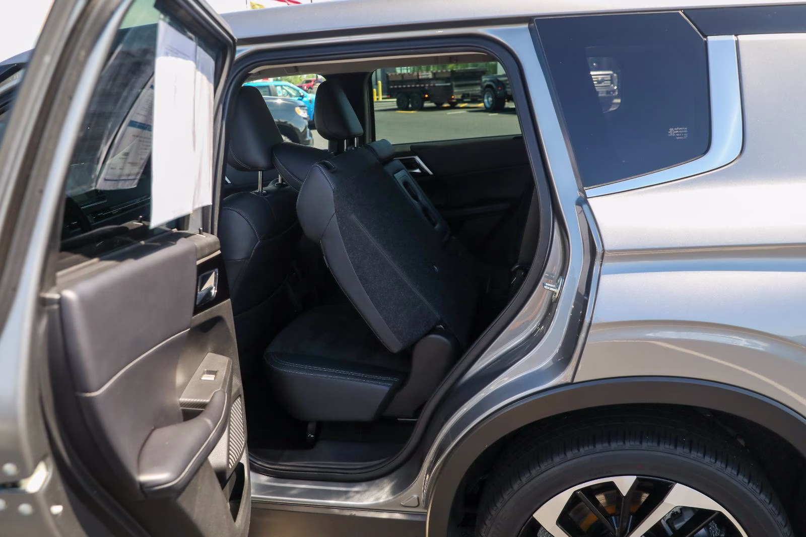 2023 Mercury Gray Metallic Mitsubishi Outlander SE AWD S-AWC