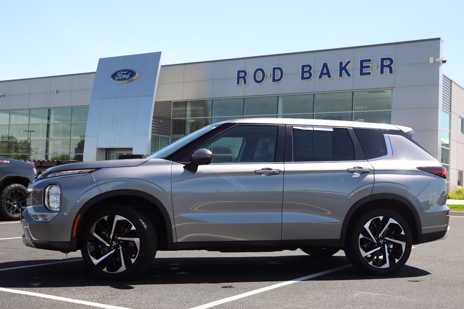 2023 Mercury Gray Metallic Mitsubishi Outlander SE AWD S-AWC