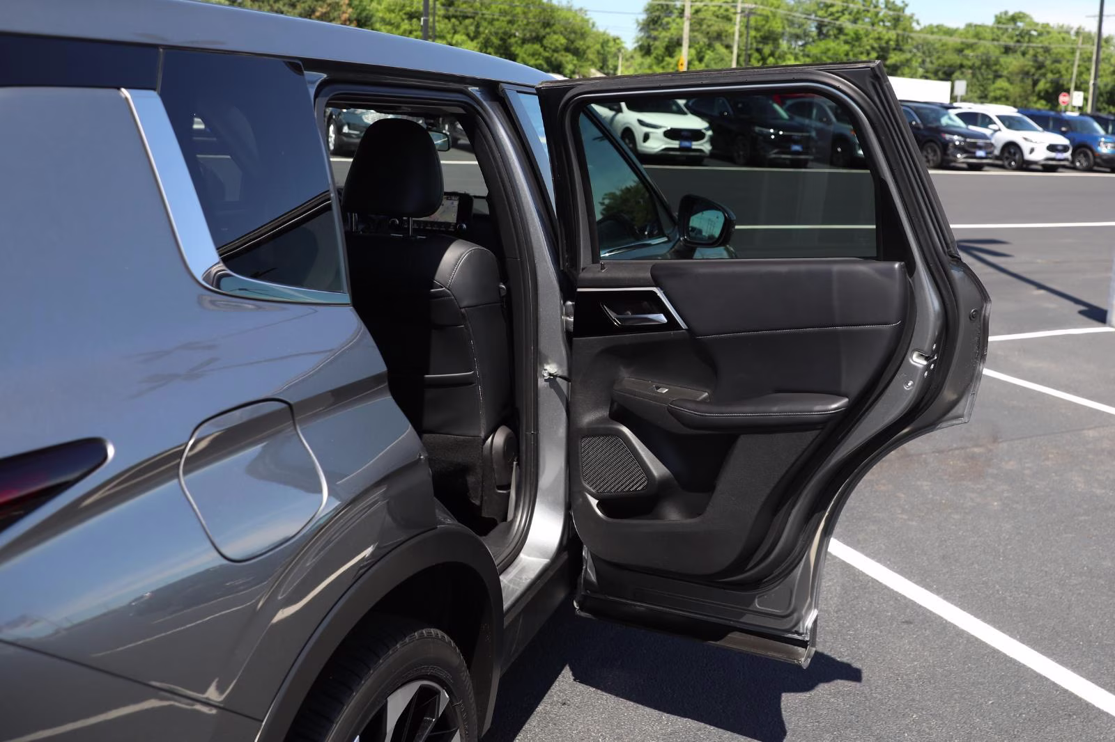 2023 Mercury Gray Metallic Mitsubishi Outlander SE AWD S-AWC
