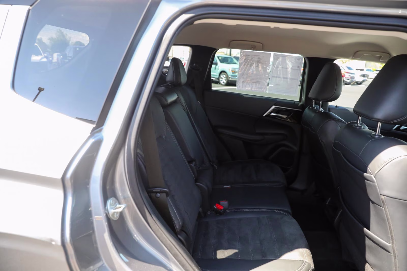 2023 Mercury Gray Metallic Mitsubishi Outlander SE AWD S-AWC