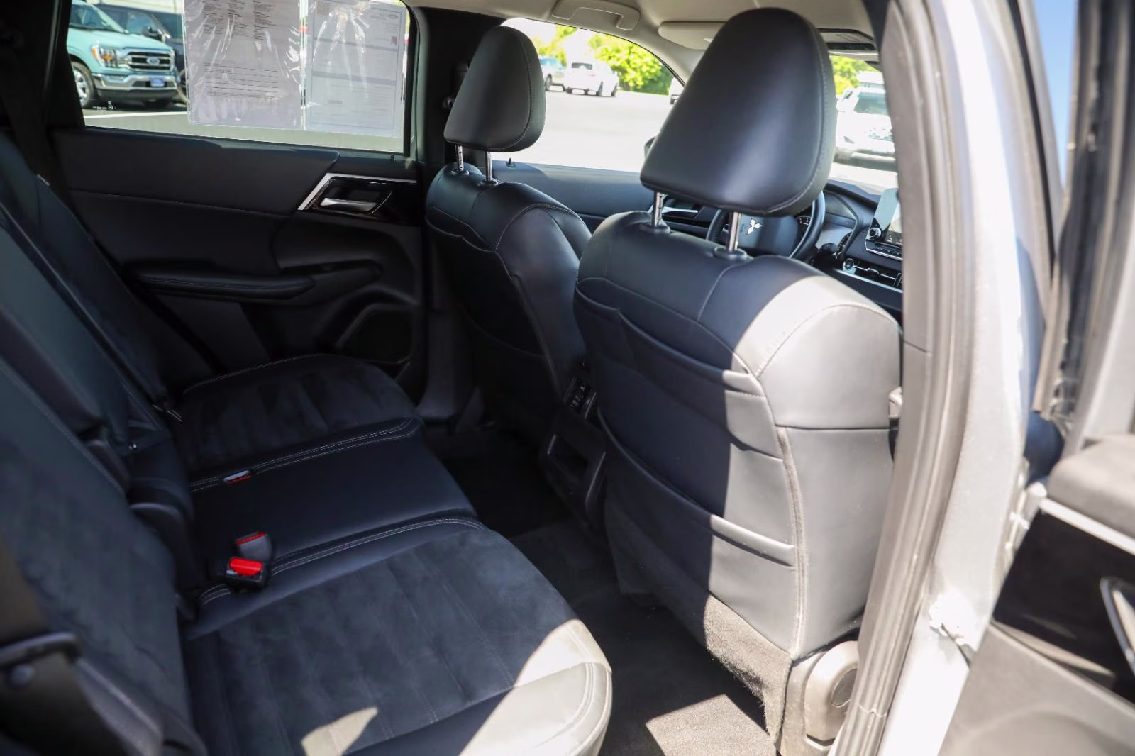 2023 Mercury Gray Metallic Mitsubishi Outlander SE AWD S-AWC
