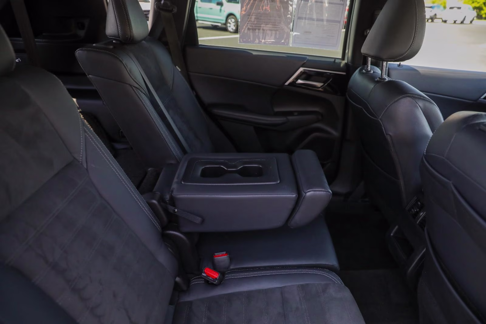 2023 Mercury Gray Metallic Mitsubishi Outlander SE AWD S-AWC