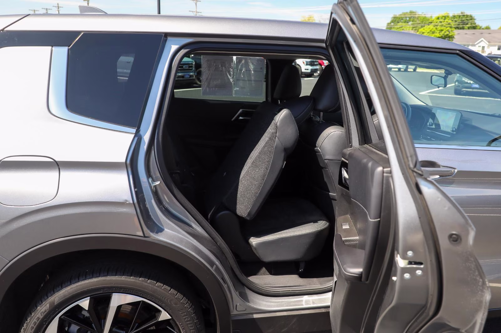 2023 Mercury Gray Metallic Mitsubishi Outlander SE AWD S-AWC