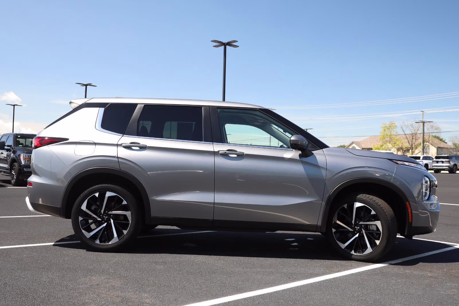 2023 Mercury Gray Metallic Mitsubishi Outlander SE AWD S-AWC