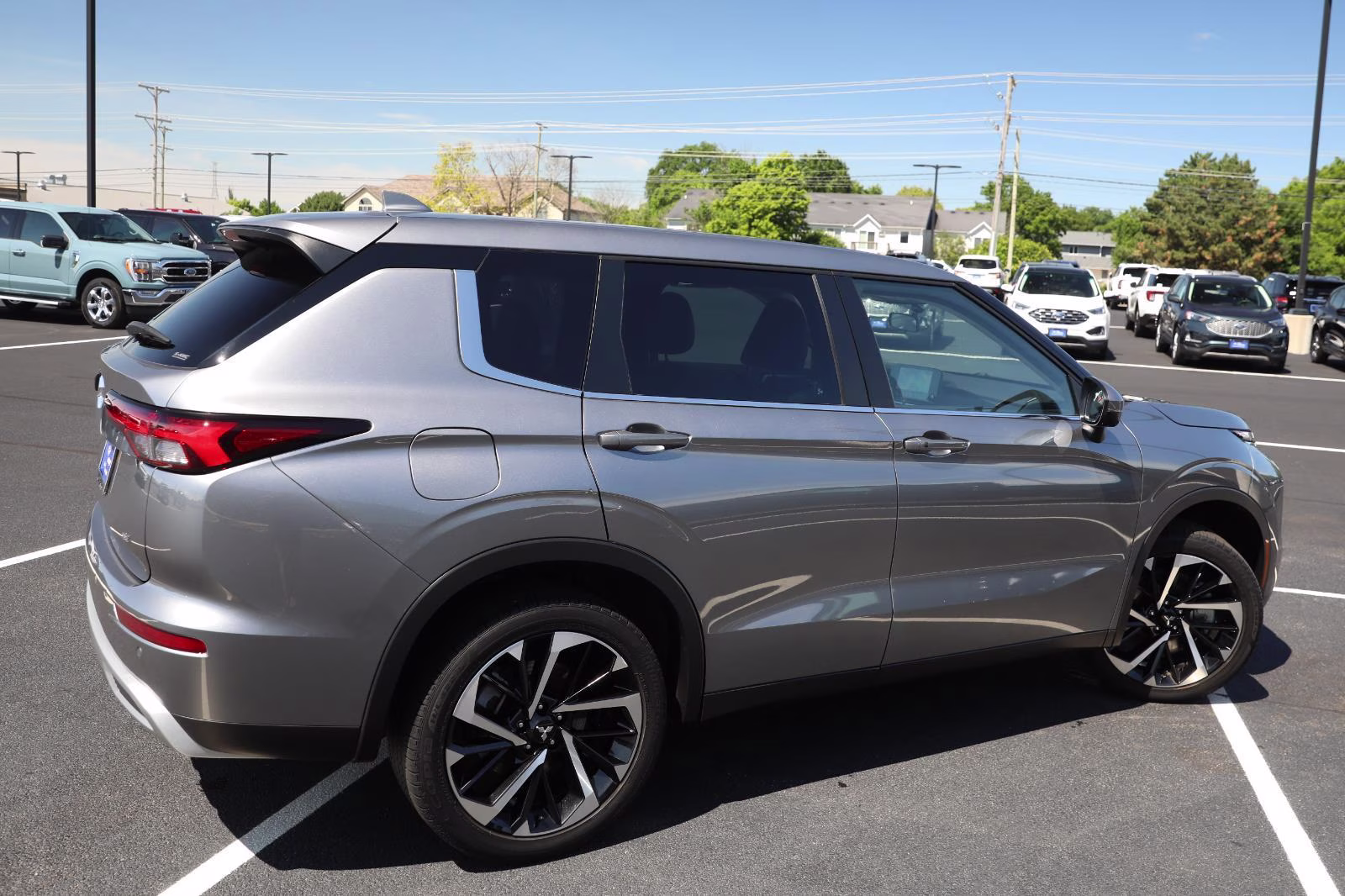 2023 Mercury Gray Metallic Mitsubishi Outlander SE AWD S-AWC