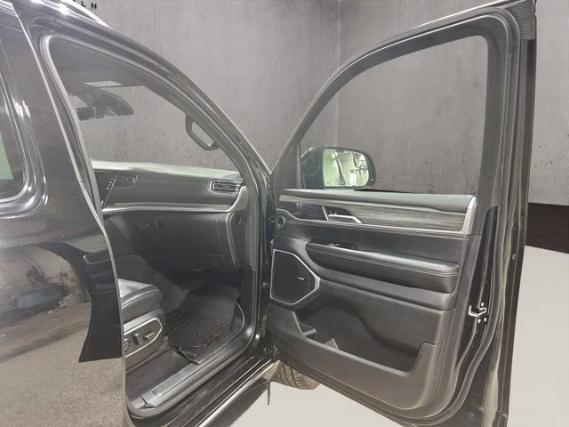 2023 Diamond Black Crystal Pearlcoat Jeep Wagoneer L Series II 4X4 SUV