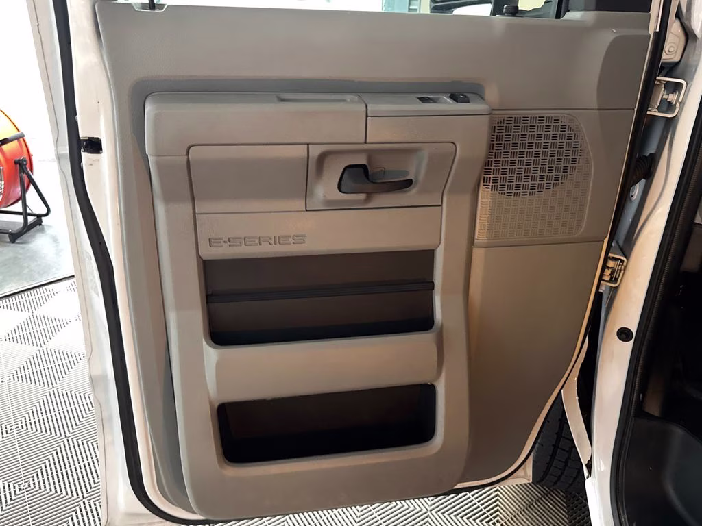 2021 Oxford White Ford E-350SD Base RWD Truck