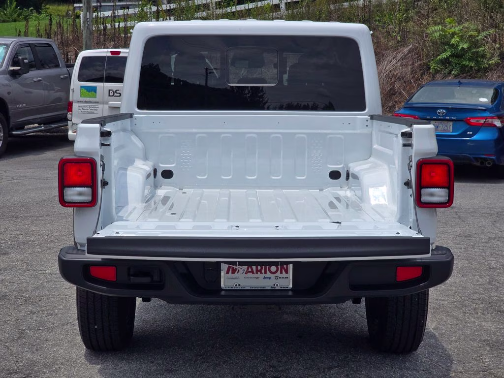 2026 Bright White Clearcoat Jeep Gladiator Sahara 4X4 Truck