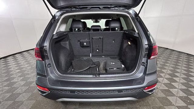 2023 Platinum Gray Metallic Volkswagen Taos 1.5T SE FWD SUV
