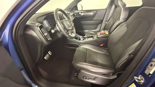 2019 Blue Metallic Volvo XC40 R-Design AWD SUV
