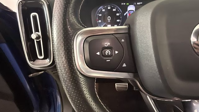 2019 Blue Metallic Volvo XC40 R-Design AWD SUV