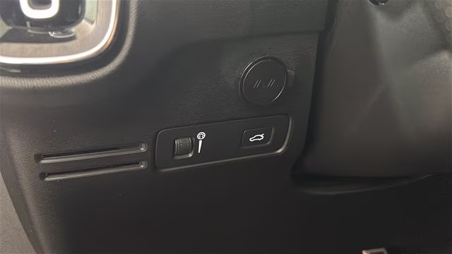 2019 Blue Metallic Volvo XC40 R-Design AWD SUV
