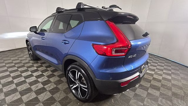 2019 Blue Metallic Volvo XC40 R-Design AWD SUV