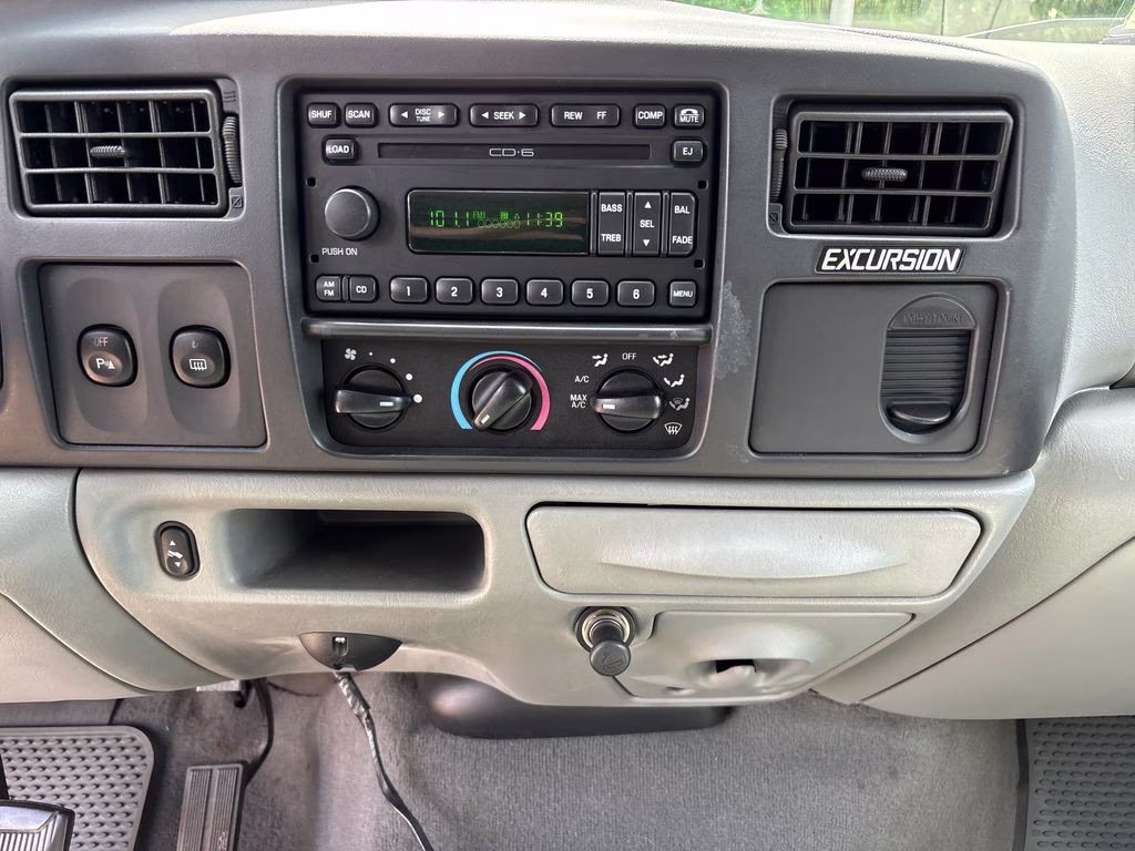 2005 Silver Birch Clearcoat Metallic Ford Excursion XLS RWD SUV