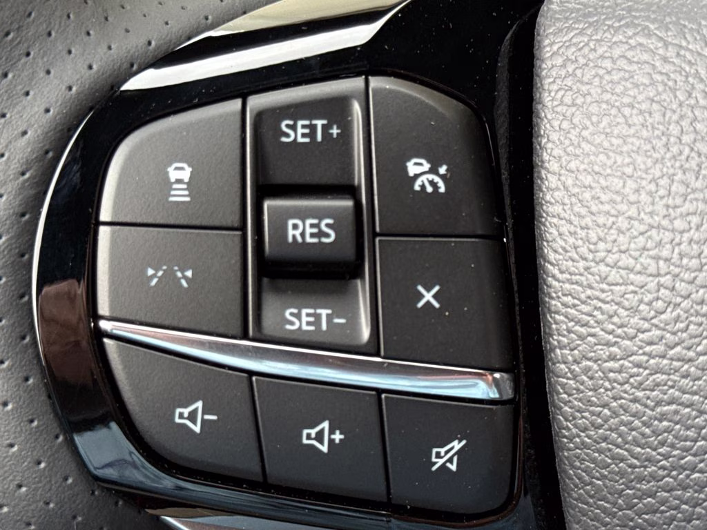 2026 Star White Metallic Tri-Coat Ford Explorer ST-Line RWD SUV