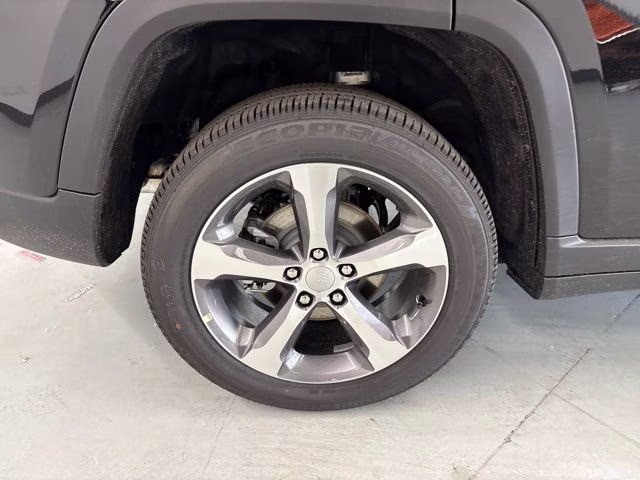 2026 Diamond Black Crystal Pearlcoat Jeep Grand Cherokee Limited 4X4 SUV