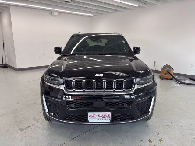 2026 Diamond Black Crystal Pearlcoat Jeep Grand Cherokee Limited 4X4 SUV