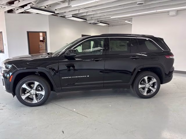 2026 Diamond Black Crystal Pearlcoat Jeep Grand Cherokee Limited 4X4 SUV