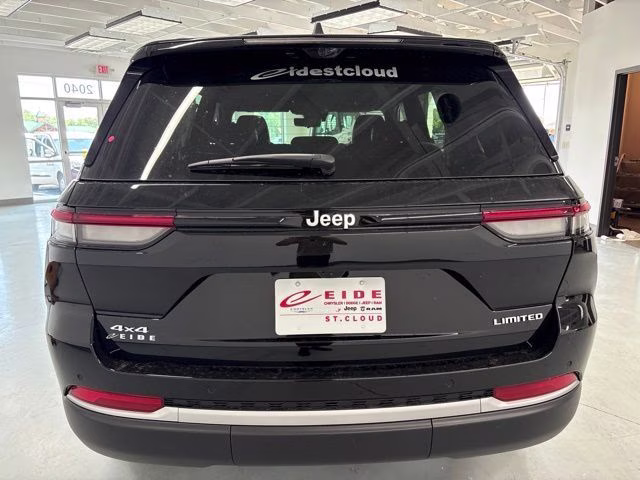 2026 Diamond Black Crystal Pearlcoat Jeep Grand Cherokee Limited 4X4 SUV
