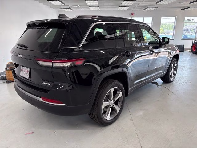 2026 Diamond Black Crystal Pearlcoat Jeep Grand Cherokee Limited 4X4 SUV