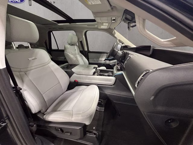 2027 Star White Metallic Tri-Coat Ford Expedition Max Platinum 4X4 SUV