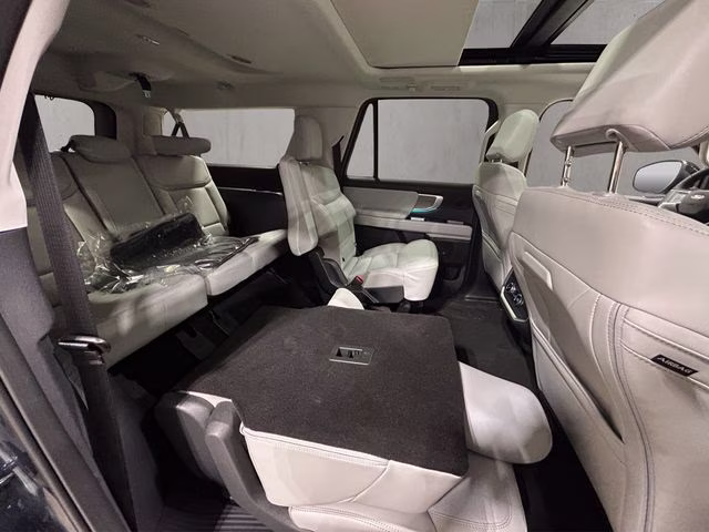 2027 Star White Metallic Tri-Coat Ford Expedition Max Platinum 4X4 SUV