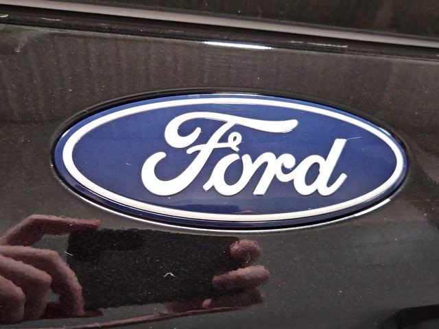 2027 Star White Metallic Tri-Coat Ford Expedition Max Platinum 4X4 SUV
