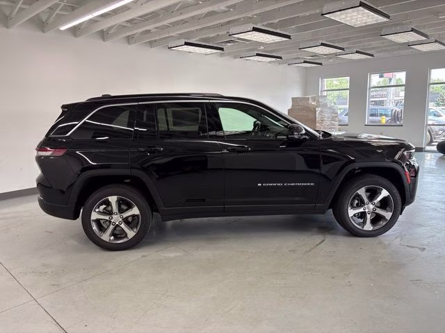 2026 Diamond Black Crystal Pearlcoat Jeep Grand Cherokee Limited 4X4 SUV