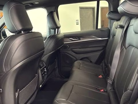 2026 Diamond Black Crystal Pearlcoat Jeep Grand Cherokee Limited 4X4 SUV