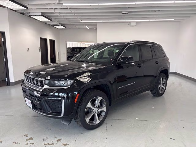 2026 Diamond Black Crystal Pearlcoat Jeep Grand Cherokee Limited 4X4 SUV