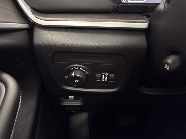 2026 Diamond Black Crystal Pearlcoat Jeep Grand Cherokee Limited 4X4 SUV